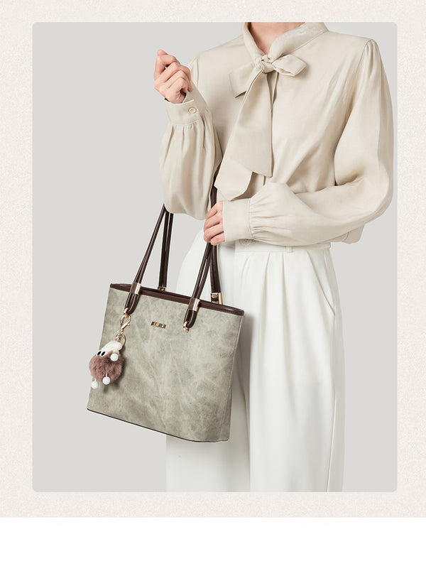 Große strukturierte Vintage-Shopper-Tasche in Salbeigrün mit Besatz in kaffeebrauner Lederoptik, Beschlägen in Goldoptik und abnehmbarem Plüsch