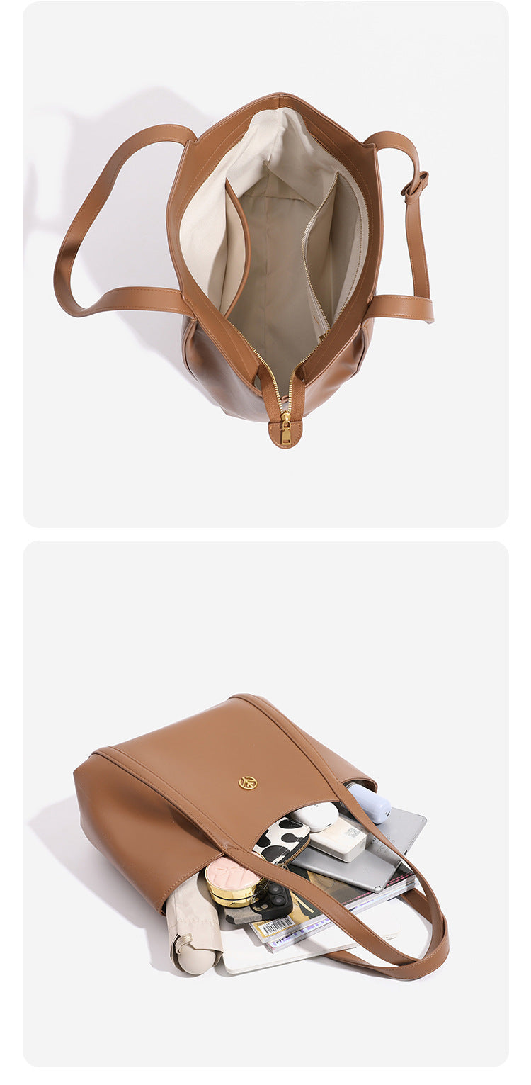 Strukturierte Tote-Bag in Lederoptik mit offenem Taschenabschluss, langen Schulterriemen und goldfarbenen runden Emblem-Details, Detailansicht 11
