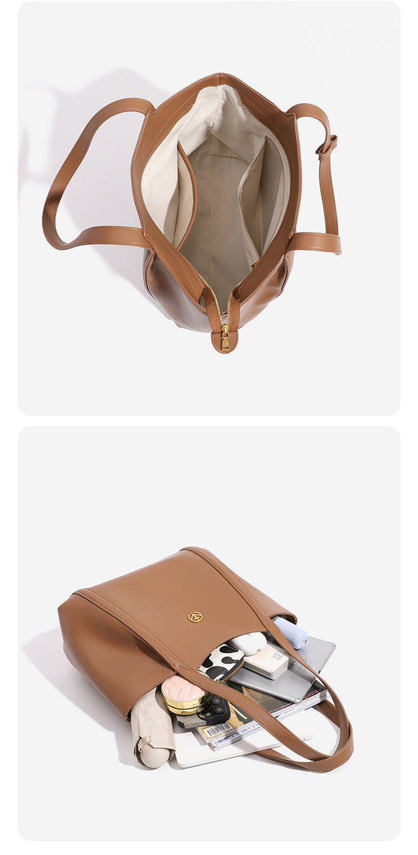 Strukturierte Tote-Bag in Lederoptik mit offenem Taschenabschluss, langen Schulterriemen und goldfarbenen runden Emblem-Details, Detailansicht 11