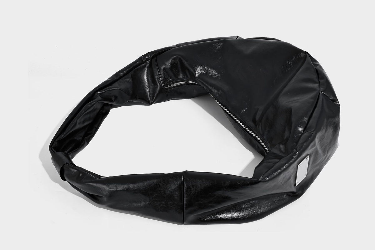 Schwarze, glänzende, weich fallende, halbmondförmige Hobo-Bag mit breitem integriertem Schulterriemen und silberfarbenem Reißverschluss, Detailansicht 18