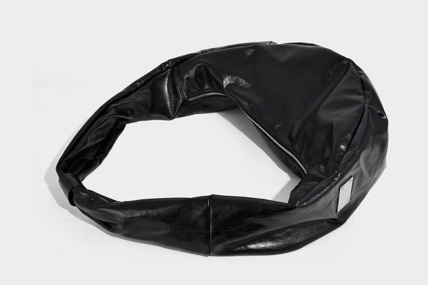 Schwarze, glänzende, weich fallende, halbmondförmige Hobo-Bag mit breitem integriertem Schulterriemen und silberfarbenem Reißverschluss, Detailansicht 18