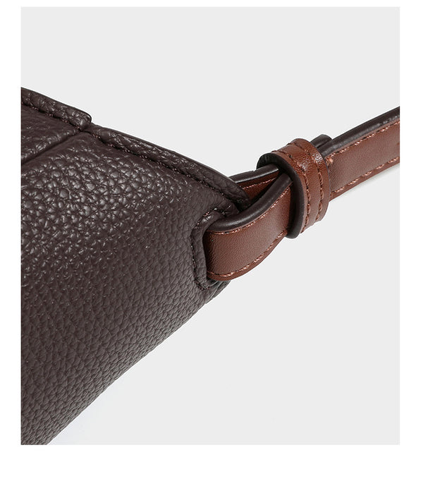 Hobo-Schultertasche in dunklem Espresso mit genarbter Oberfläche, warmen cognacfarbenen Details, verstellbarem schmalem Riemen, goldfarbenen Ringbeschlägen und geknotetem