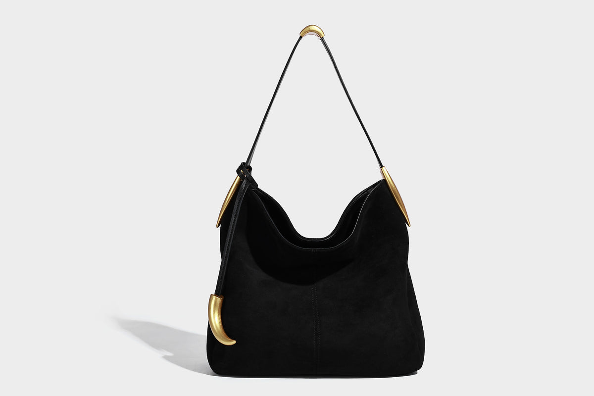 Beige-braune Hobo-Schultertasche mit lässiger Silhouette, matter Veloursleder-Optik, goldfarbenen halbmondförmigen Beschlägen und schmalem Schulterriemen, Detailaufnahme