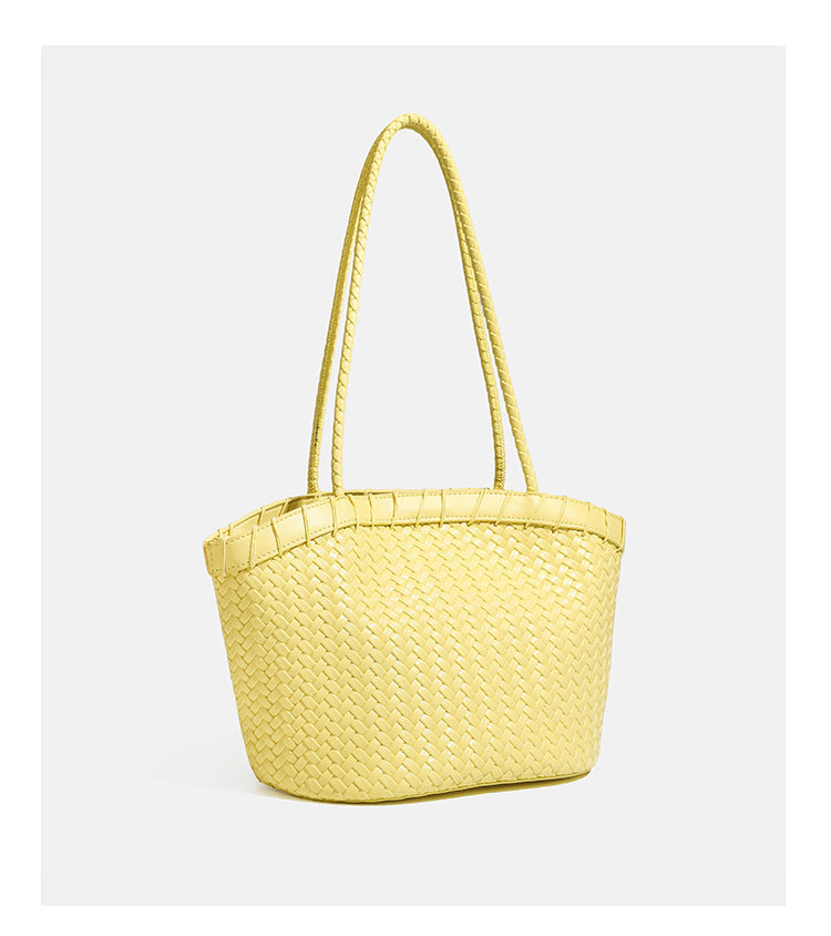 Chartreusegrüne Tote-Bag aus Korbgeflecht mit langen geflochtenen Schulterriemen, verstärktem Rand und passender Reißverschlusstasche, Detailansicht