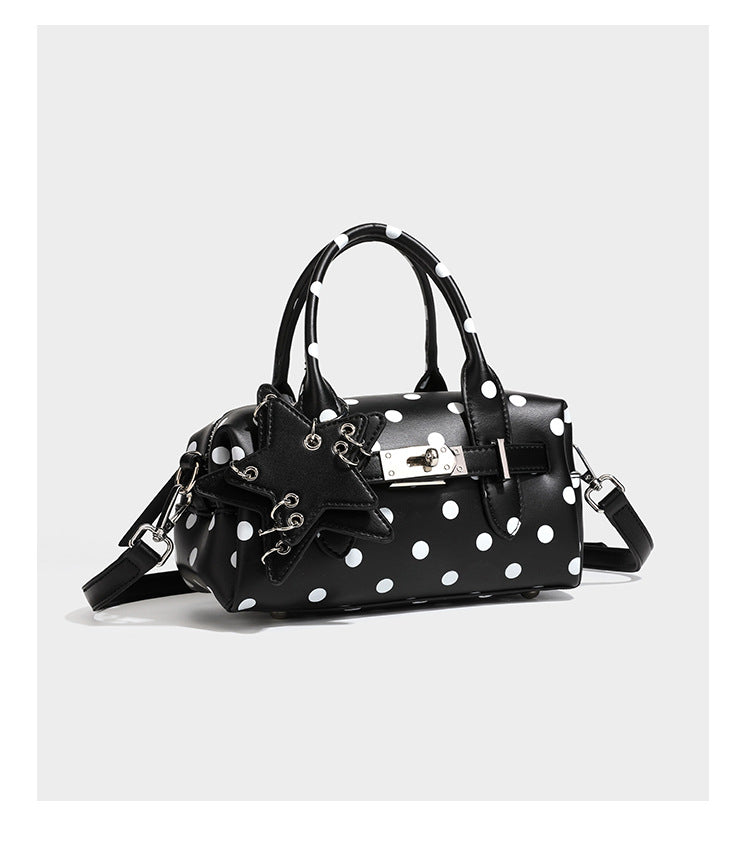 Kleine, strukturierte Mini-Henkeltasche mit Polka-Dot-Muster, Sternanhänger, Schnallriemen-Detail auf der Vorderseite, zwei Henkeln und abnehmbarem
