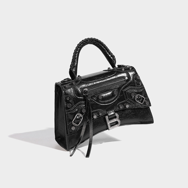 Strukturierte Trapez-Handtasche mit silberfarbenen Nieten, Verschluss mit B-Logo, geflochtenem Henkel und abnehmbarem Schulterriemen