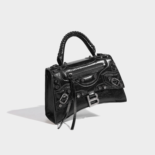 Strukturierte Trapez-Handtasche mit silberfarbenen Nieten, Verschluss mit B-Logo, geflochtenem Henkel und abnehmbarem Schulterriemen