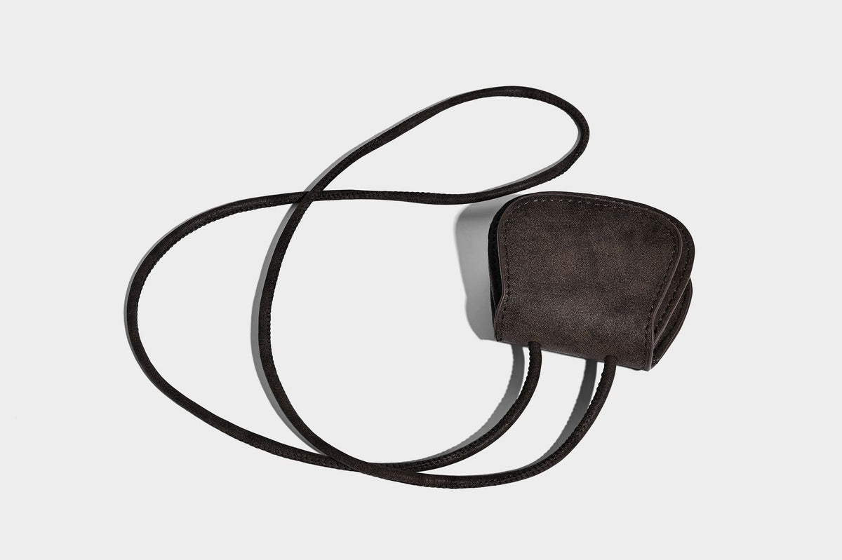 Lässig fallende Hobo-Schultertasche aus geflochtenem Material mit Korbgeflecht-Optik, angesetztem Mini-Täschchen vorne und verstellbarem Knotenträger, Detailansicht