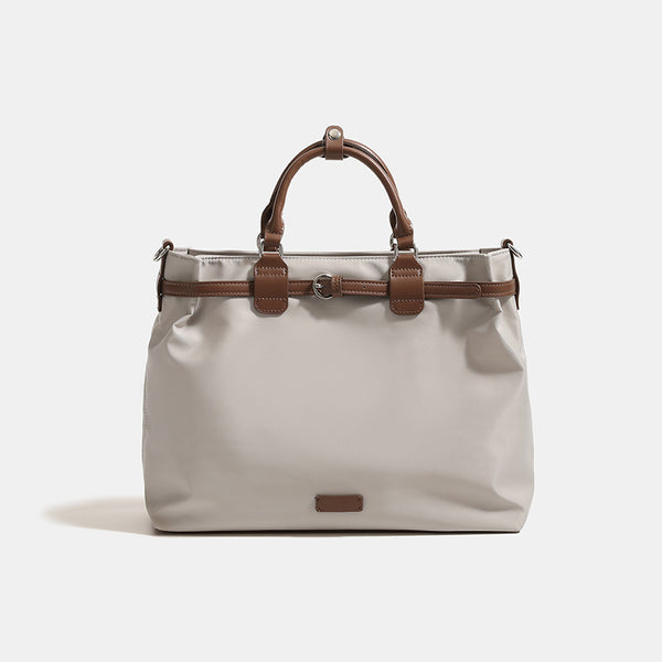 Strukturierte wandelbare Tote-Bag aus mattem Nylon mit braunem Besatz in Kunstlederoptik, Schnallengurt-Detail und Beschlägen in Silberoptik