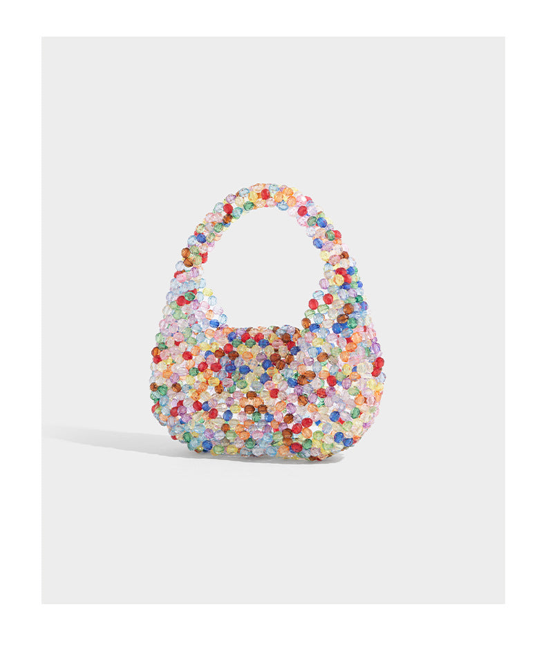 Kleine, abgerundete Hobo-Bag mit facettierten, durchscheinenden Perlen in Kristalloptik, passendem Perlenhenkel oben und silberfarbenen Details