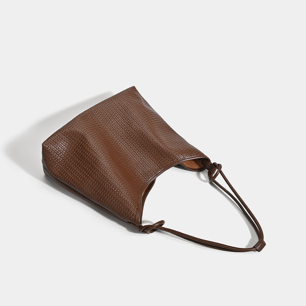 Weich fallende Tote-Bag in gewebter, geprägter Lederoptik mit schmalen, geknoteten Schulterriemen in Trapezform, Detailansicht 4