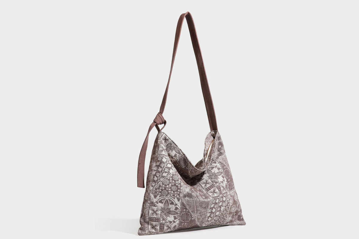Weich fallende Hobo-Schultertasche aus Canvas mit botanischem Print, langem geknotetem Riemen und Reißverschluss oben, Detailansicht 36