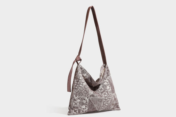 Weich fallende Hobo-Schultertasche aus Canvas mit botanischem Print, langem geknotetem Riemen und Reißverschluss oben, Detailansicht 36