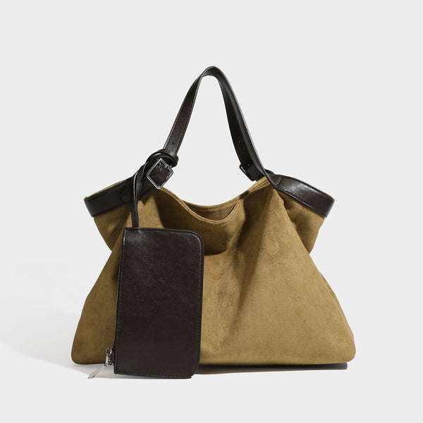 Große, weich fallende Tote-Bag in warmem Braun in Velourslederoptik mit dunklen glatten Besätzen, zwei Tragegriffen, abnehmbarem Reißverschluss-Etui und, Detail