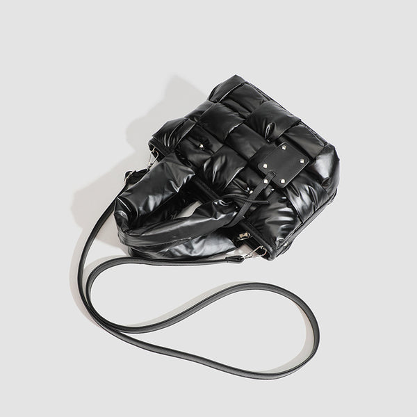 Schwarze, glänzende gewebte Puffer-Tote-Bag mit gepolsterten Henkeln und abnehmbarem Schulterriemen, Detailansicht 4