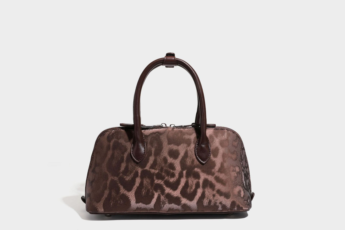 Strukturierte Henkeltasche mit tonal abgestimmtem Leopardenprint, Besatz in Lederoptik, gerollten Henkeln, vorderem Drehverschluss und