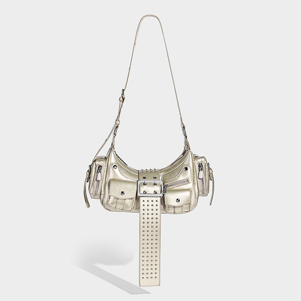 Halbmondförmige Schultertasche mit Lasche mit Nieten und Gürtelschnalle, mehreren Vordertaschen und silberfarbenen Metalldetails, Detailansicht 8