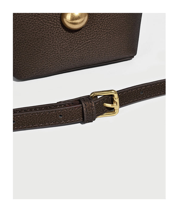 Kleine matte Beuteltasche mit genarbter Oberfläche, antikgoldfarbenen Ringbeschlägen, Perlen- und Quastenanhänger, kurzen Tragegriffen oben und