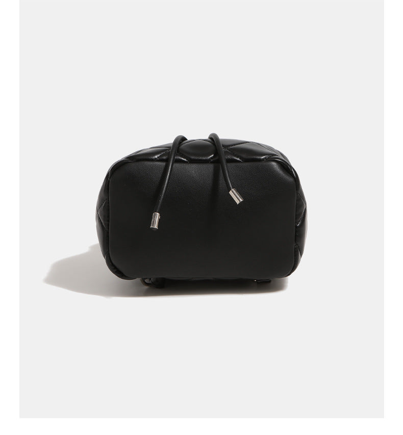 Kleiner gesteppter Rucksack in Lederoptik mit Rautensteppung, silberfarbenem Kettenelement, Vordertasche mit Drehverschluss und
