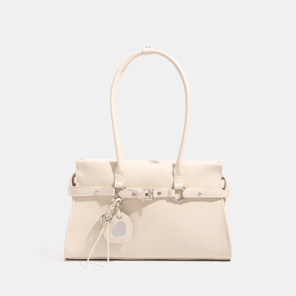 Strukturierte, glänzende trapezförmige Schultertasche mit zwei Henkeln oben, umlaufendem Riemen, silberfarbenem Verschluss und hängendem