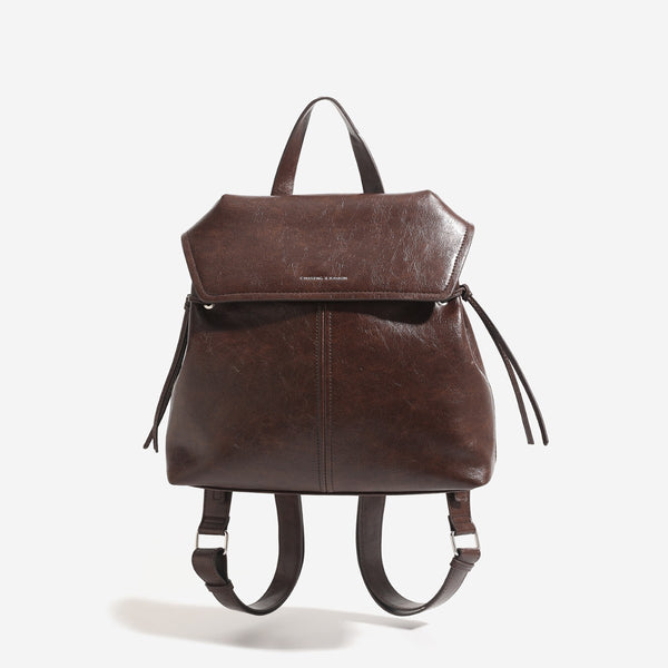 Strukturierte Rucksacktasche mit Überschlag in Used-Lederoptik, seitlichen Kordelzügen und silberfarbenen Beschlägen, Detailansicht