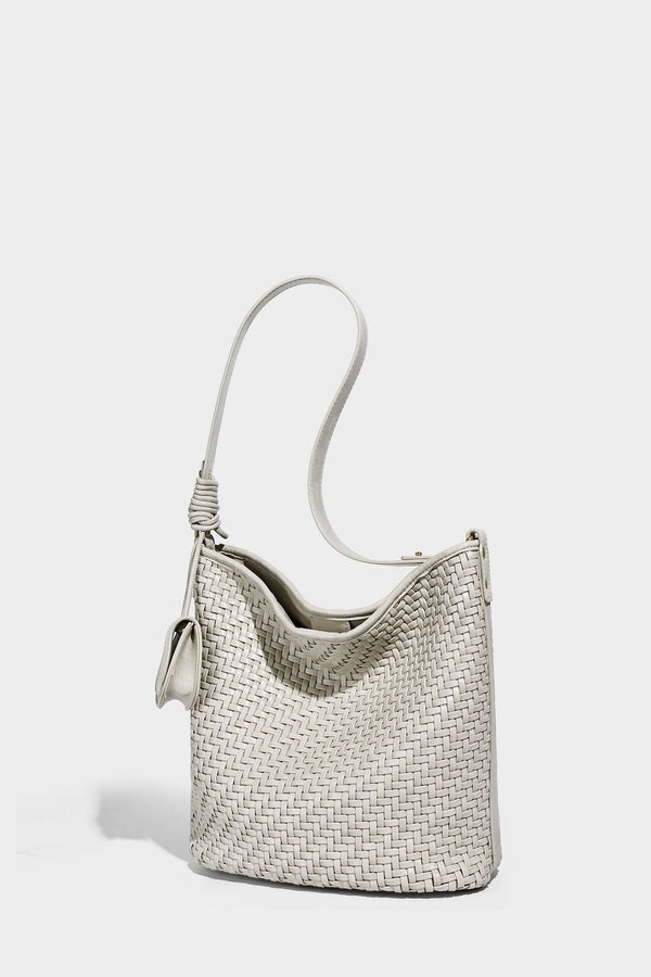Lässig fallende, gewebte Hobo-Schultertasche in Beutelform in Pink mit abnehmbarem Mini-Etui und goldfarbenen Beschlägen, Detailansicht 26