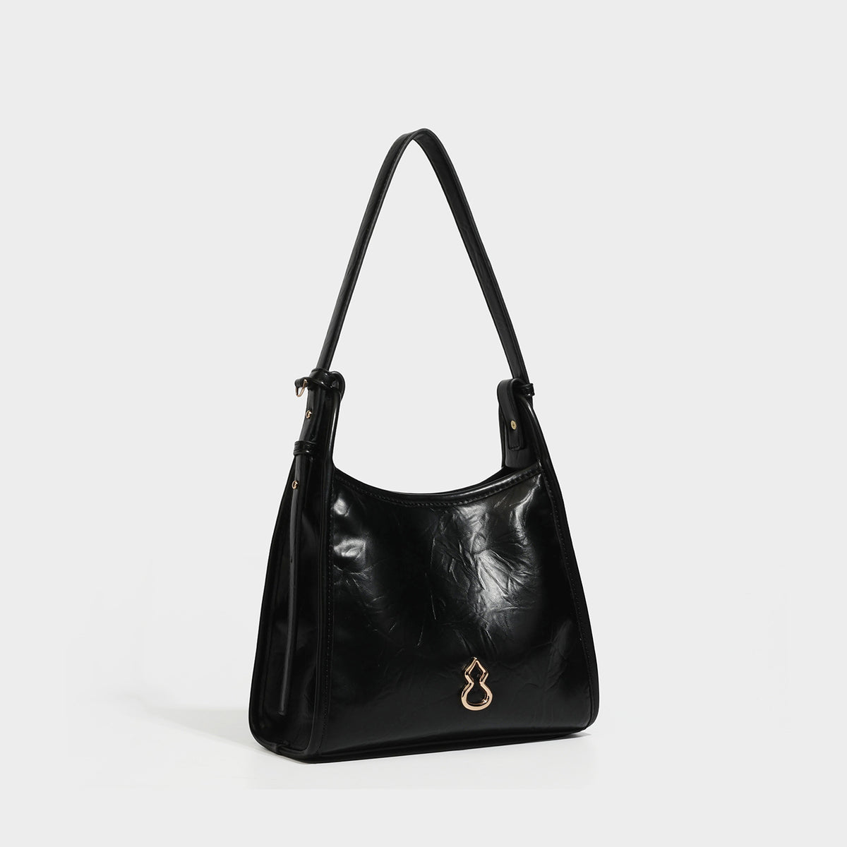 Strukturierte Trapez-Schultertasche mit glänzender, geknitterter Oberfläche in Lederoptik, goldfarbenen Beschlägen an der Vorderseite und langem, verstellbarem