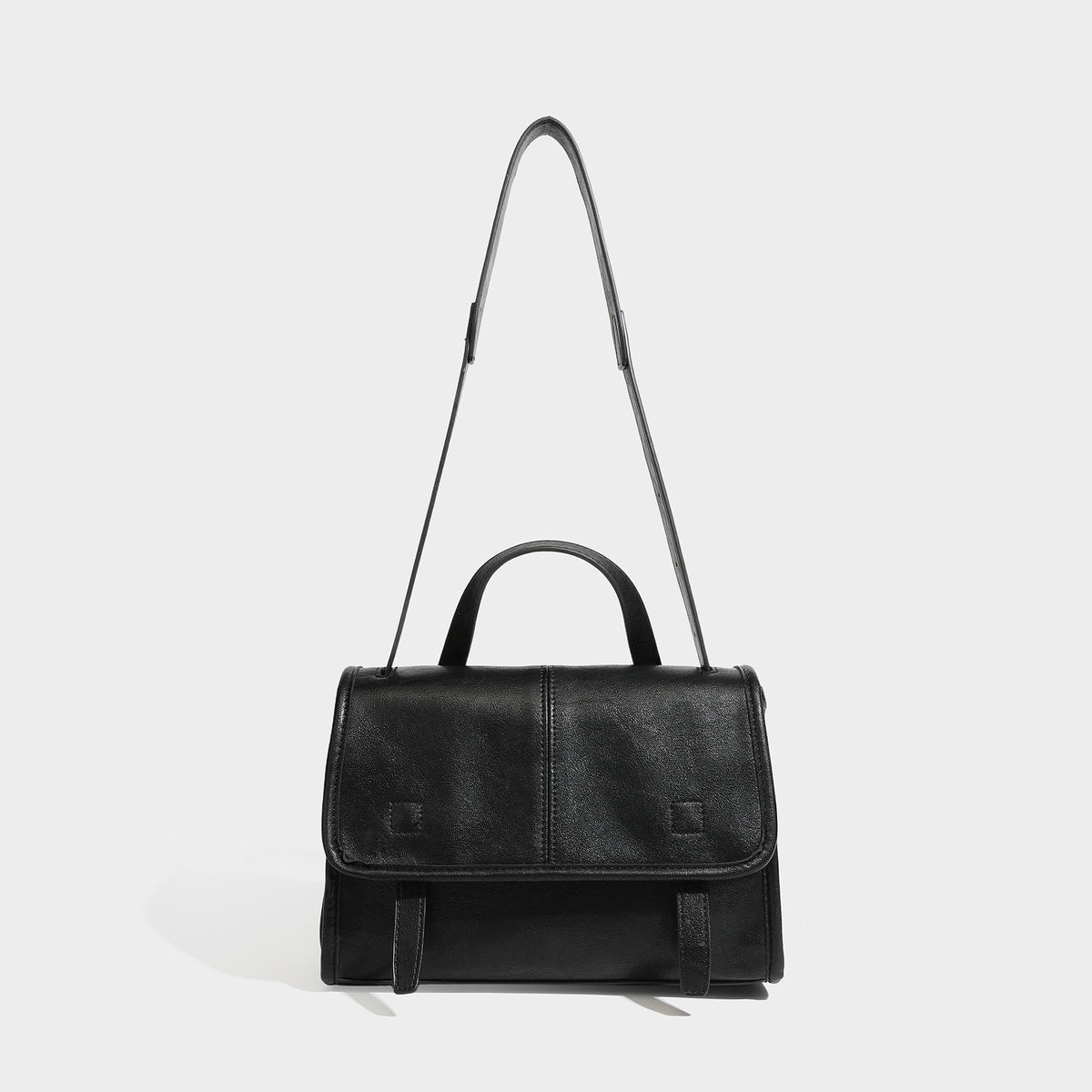 Strukturierte Satchel-Tasche mit Überschlag in dunkelbrauner, glänzender Lederoptik, kurzem Tragegriff und langem verstellbarem Schulter