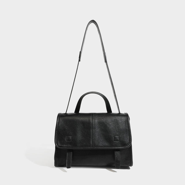 Strukturierte Satchel-Tasche mit Überschlag in dunkelbrauner, glänzender Lederoptik, kurzem Tragegriff und langem verstellbarem Schulter