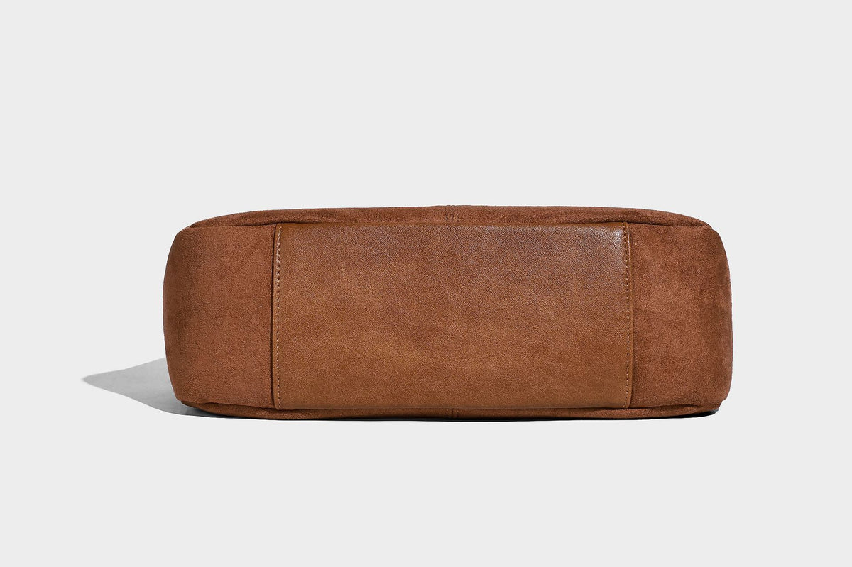 Beige-braune Hobo-Schultertasche mit lässiger Silhouette, matter Veloursleder-Optik, goldfarbenen halbmondförmigen Beschlägen und schmalem Schulterriemen, Detailaufnahme