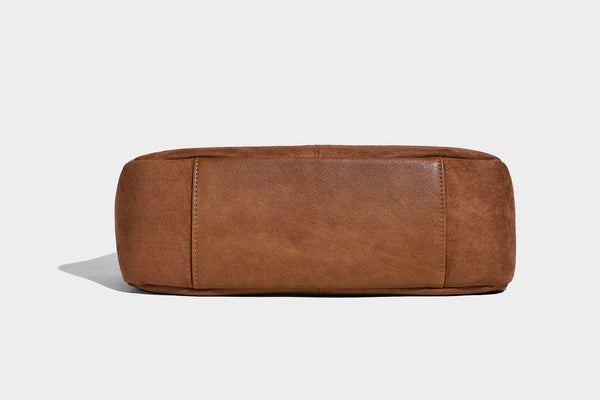 Beige-braune Hobo-Schultertasche mit lässiger Silhouette, matter Veloursleder-Optik, goldfarbenen halbmondförmigen Beschlägen und schmalem Schulterriemen, Detailaufnahme