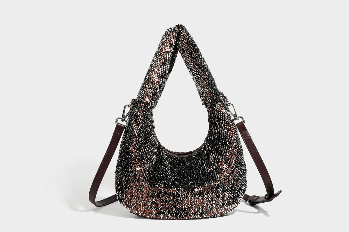 Lässig drapierte, tropfenförmige Hobo-Schultertasche mit durchgehendem Metallic-Paillettenbesatz und silberfarbenen Metalldetails, Detailansicht 26