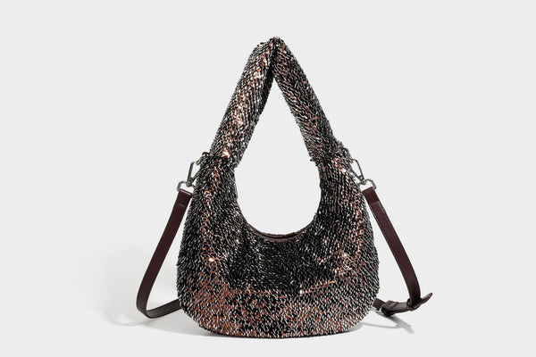 Lässig drapierte, tropfenförmige Hobo-Schultertasche mit durchgehendem Metallic-Paillettenbesatz und silberfarbenen Metalldetails, Detailansicht 26