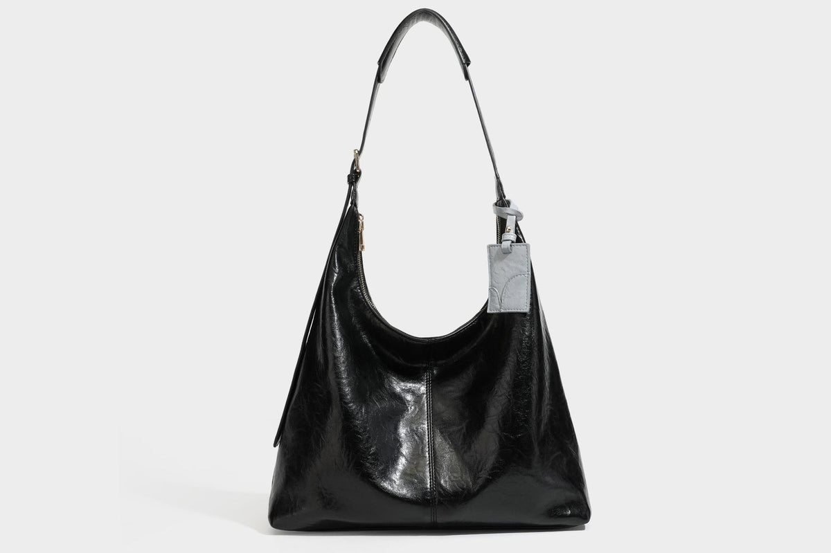 Große dunkelbraune, glänzende, geknautschte Hobo-Schultertasche mit Reißverschluss, goldfarbenen Metalldetails, verstellbarem Trageriemen und Hellblau