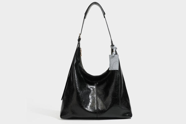 Große dunkelbraune, glänzende, geknautschte Hobo-Schultertasche mit Reißverschluss, goldfarbenen Metalldetails, verstellbarem Trageriemen und Hellblau