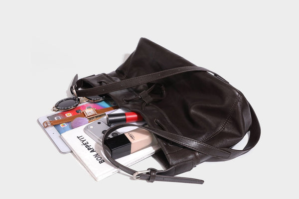 Lässig fallende Beuteltasche mit Kordelzug in dunkler Espresso-Lederoptik, verstellbarem Riemen und Ringbeschlägen aus Metall
