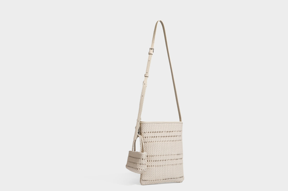 Kleine rechteckige Crossbody-Tasche aus offen geflochtenem Material mit passendem Mini-Täschchen und verstellbarem schmalem Riemen, Detailansicht 32
