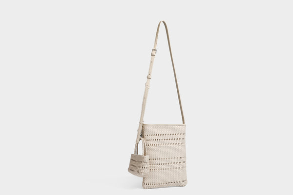 Kleine rechteckige Crossbody-Tasche aus offen geflochtenem Material mit passendem Mini-Täschchen und verstellbarem schmalem Riemen, Detailansicht 32