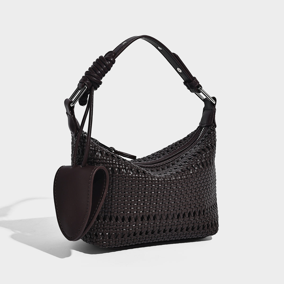Kleine gewebte Hobo-Schultertasche in Gitteroptik mit sichelförmiger Silhouette, Reißverschluss oben, silberfarbenen Beschlägen und verstellbarem, Detail