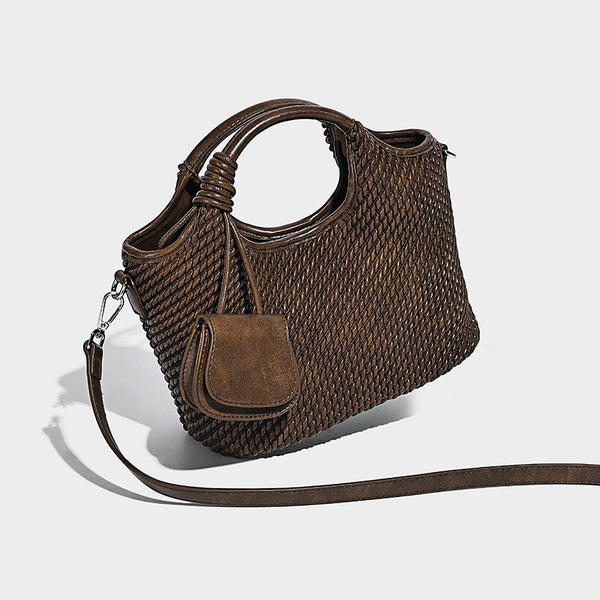 Strukturierte Beuteltasche in gewebter Optik mit geknotetem Tragegriff, vorderer Überschlagtasche und abnehmbarem Crossbody-Riemen in Silberoptik