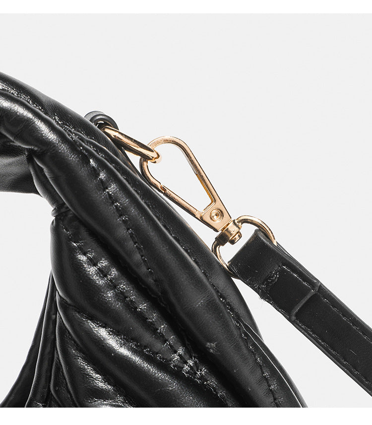 Kleine plissierte Hobo-Tasche in Halbmondform mit gerafftem Tragegriff, Reißverschluss und goldfarbenen Metalldetails, Detailansicht 10
