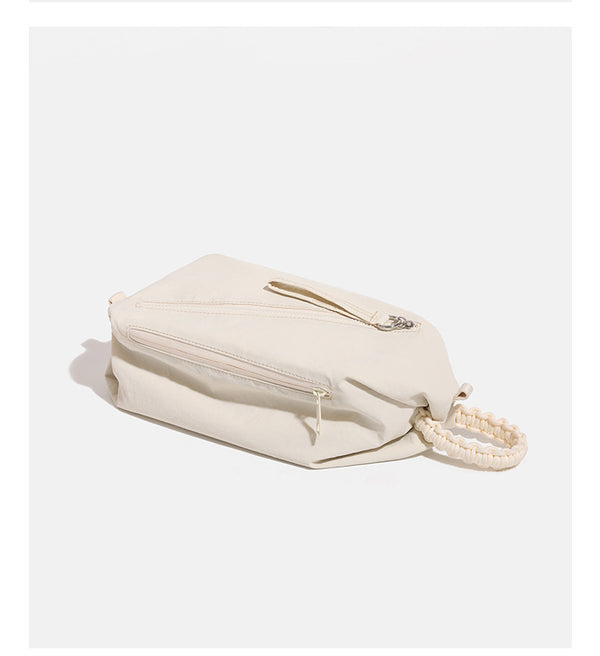 Lässige Crossbody-Tasche aus weichem Stoff mit geflochtenem Tragegriff aus Kordel, diagonalem Reißverschlussfach auf der Vorderseite und silberfarbenen Beschlägen, Detailansicht