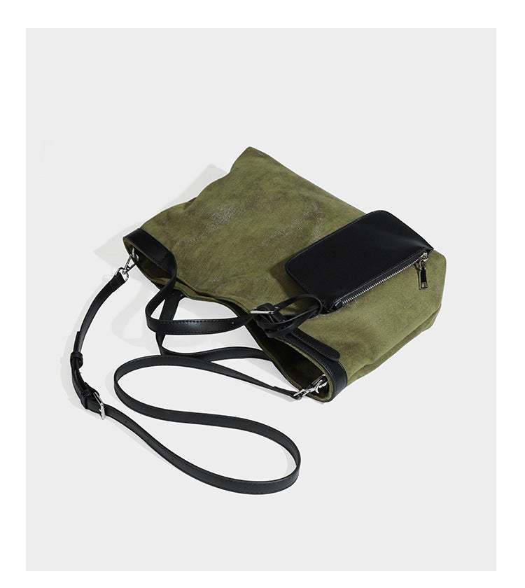 Lässig weich fallende olivgrüne Tote-Bag in Canvas-Optik mit Henkeln aus schwarzer Lederoptik, abnehmbarem Reißverschlusstäschchen und Beschlägen in Silberoptik