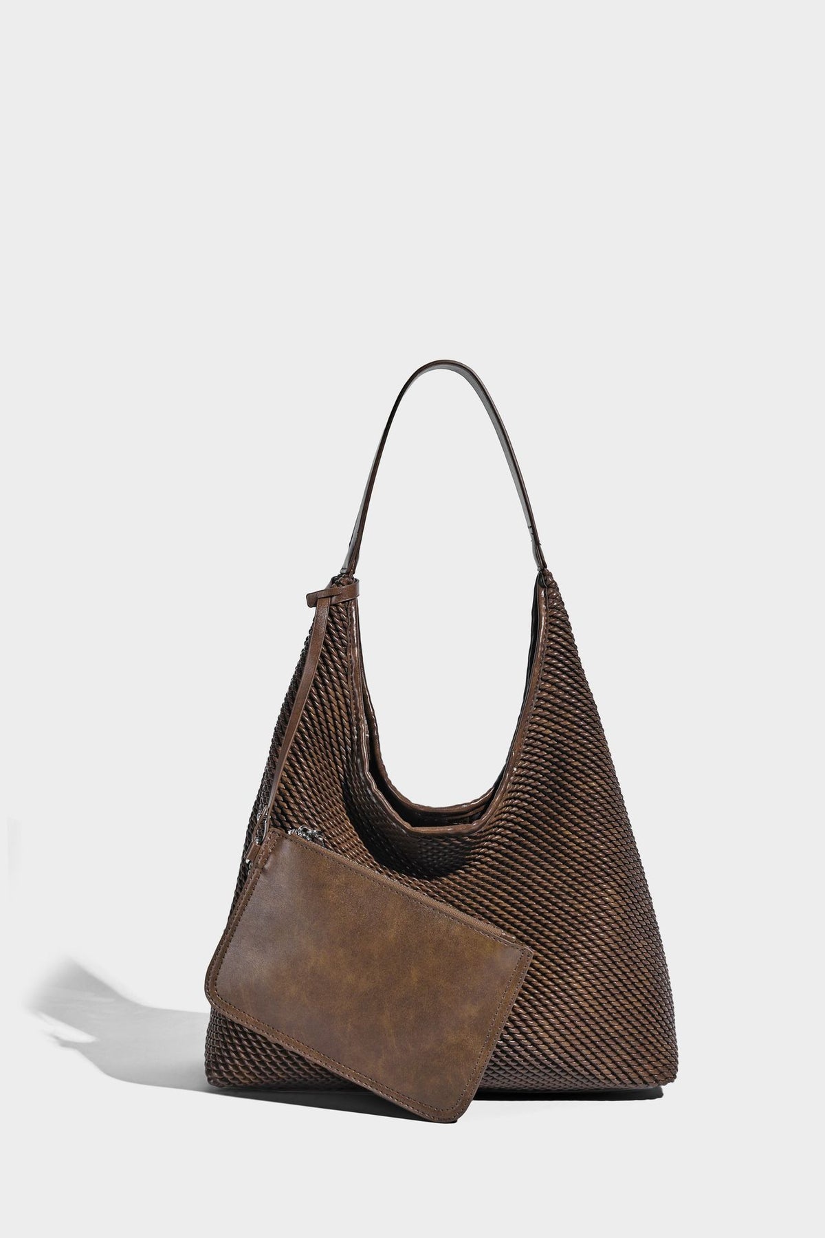 Weich fallende Hobo-Schultertasche in Braun mit Flechtoptik, Besätzen in Lederoptik und abnehmbarer Vordertasche mit Reißverschluss, Detailansicht 24