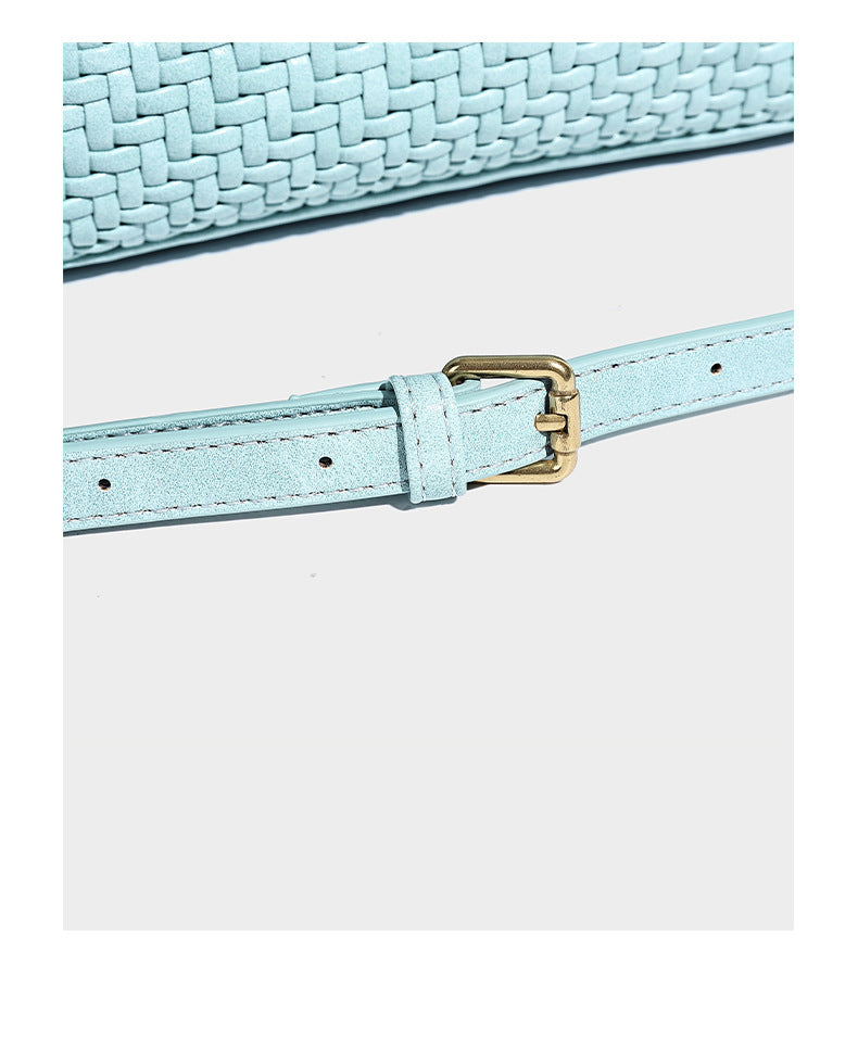 Strukturierte Tragetasche aus Korbgeflecht mit Mini-Täschchen-Anhänger, abgerundeten Tragegriffen und abnehmbarem Schulterriemen – Detailansicht