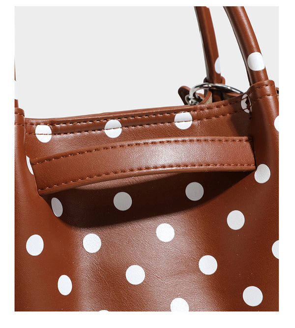 Kleine strukturierte Mini-Tote-Bag mit Punkten in Braun und weißen Tupfen, Sternanhänger, zwei Tragegriffen und abnehmbarem Schulterriemen