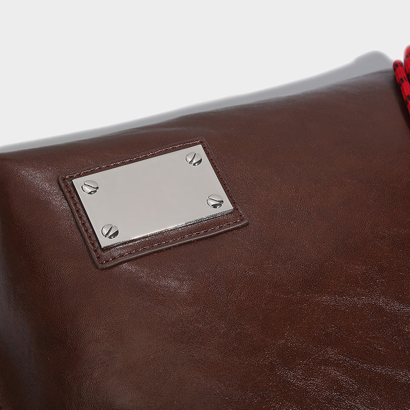 Großer wandelbarer Tote-Rucksack in glänzender Lederoptik mit plüschigem Bärenanhänger und silberfarbenen Details, Detailansicht 26