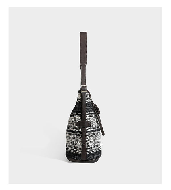 Schwarz-weiße karierte Hobo-Schultertasche mit dunkelbraunen Besätzen in Lederoptik, Kordelzugverschluss und langem, verstellbarem