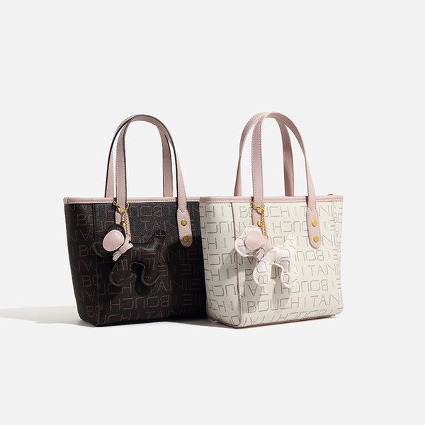 Kleine strukturierte Mini-Tote-Bag mit Logoprint, zartrosa Besatz, goldfarbenen Beschlägen, zwei oberen Henkeln und baumelndem Bärenanhänger
