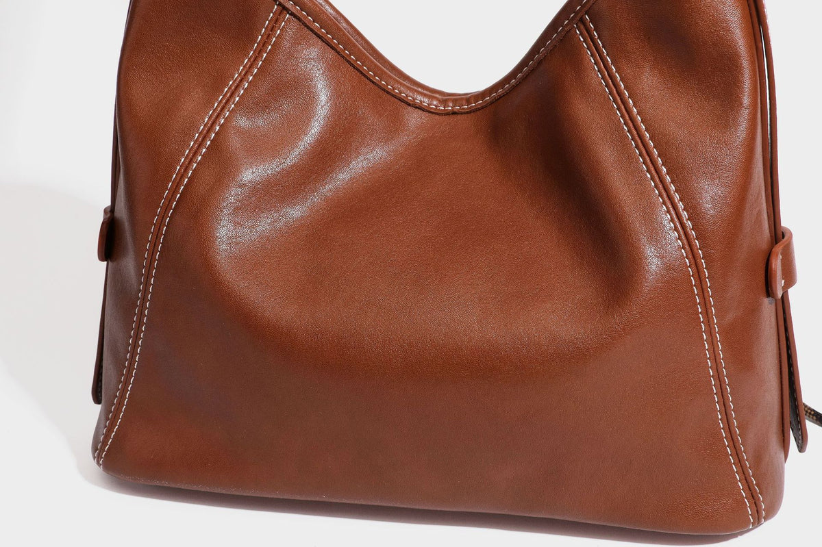 Lässige Hobo-Schultertasche mit glatter Oberfläche in Lederoptik, kontrastierenden Steppnähten, antikgoldfarbenen Metallelementen und, Detail